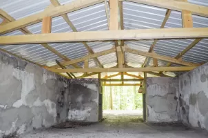 Ligne Maginot - STRENGWALD (Batterie du) - (Position d'artillerie préparée) - Encuvement 2
Les deux abris à l'entrée fermant avec des volets roulants. Il est actuellement recouvert d''une belle toiture légère, et sert de cabane communal à Linsdorf