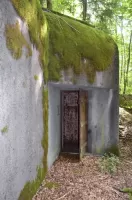 Ligne Maginot - STRENGWALD (BATTERIE DU) - (Position d'artillerie préparée) - PC de batterie
Entrée de droite, avec sa porte blindée et son créneau de protection rapprochée.