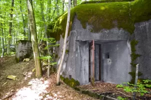 Ligne Maginot - STRENGWALD (BATTERIE DU) - (Position d'artillerie préparée) - PC de batterie
Entrée de gauche, avec sa porte blindée et son créneaude protection rapprochée.