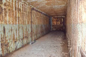 Ligne Maginot - STRENGWALD (BATTERIE DU) - (Position d'artillerie préparée) - PC de batterie
Grande salle unique avec arrivée de câbles à gauche. Nombreux support de bancs encore en place.