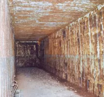 Ligne Maginot - STRENGWALD (BATTERIE DU) - (Position d'artillerie préparée) - PC de batterie
Grande salle unique avec aération à droite. Nombreux support de bancs encore en place.