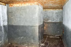 Ligne Maginot - STRENGWALD (BATTERIE DU) - (Position d'artillerie préparée) - Soute à munitions
Vue depuis la grande pièce, avec à gauche les murs de la petite pièce et au fond le couloir qui vers la droite donne sur l'entrée.