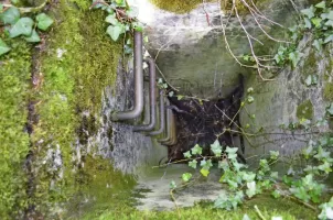 Ligne Maginot - STRENGWALD (BATTERIE DU) - (Position d'artillerie préparée) - Regard d'écoulement des eaux
Puits de 60cm X 60cm avec des barreaux pour descendre au fond.