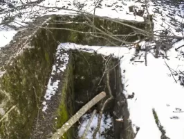 Ligne Maginot - BLOCHMONT SUD - (Blockhaus pour arme infanterie) - Gros plan sur l'entrée principale
Impossible de rentrer à l’intérieur sans déblaiement à l'aide d'outils.