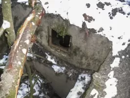 Ligne Maginot - BLOCHMONT SUD - (Blockhaus pour arme infanterie) - Gros plan sur la sortie de secours
La bouche d'aération a normalement une grille de protection, ici elle est absente.