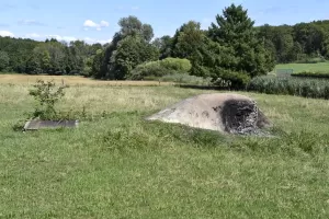 Ligne Maginot - VALDIEU-LUTRAN 1 - (Blockhaus pour arme infanterie) - La coupole et son entrée en puits.