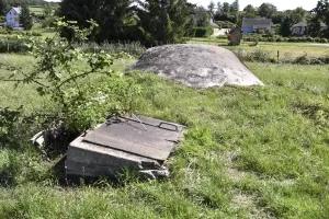 Ligne Maginot - VALDIEU-LUTRAN 1 - (Blockhaus pour arme infanterie) - L'entrée en puits fermée par sa trappe (verrouillée).