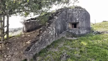 Ligne Maginot - VERRERIES (DES) - (Blockhaus pour arme infanterie) - Créneau mitrailleuse Est
A gauche la cloche Pamart