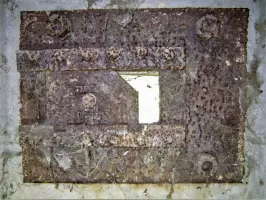 Ligne Maginot - VERRERIES (DES) - (Blockhaus pour arme infanterie) - Créneau FM Ouest
Détail de la plaque d'embrasure et du volet