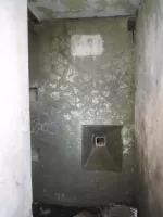 Ligne Maginot - VERRERIES (DES) - (Blockhaus pour arme infanterie) - L'entrée et son créneau de défense rapprochée