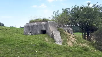 Ligne Maginot - VERRERIES (DES) - (Blockhaus pour arme infanterie) - Créneau mitrailleuse Sud-Ouest
A droite la cloche Pamart
