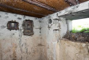 Ligne Maginot - VERRERIES (DES) - (Blockhaus pour arme infanterie) - Pièce centrale avec issue de secours
Au mur les vestiges du répartiteur type 2 et d'un boitier de raccordement