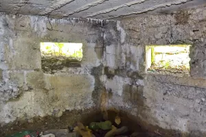 Ligne Maginot - WERENTZHOUSE 1 - (Blockhaus pour arme infanterie) - Intérieur, à droite créneau protégeant vers l'ouest, et à gauche celui protégeant vers le sud/ouest