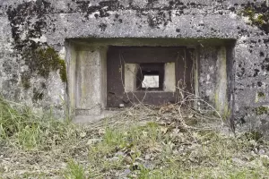 Ligne Maginot - BARRAGE DE KEMBS SUD - (Blockhaus pour arme infanterie) - Créneau est vers le canal