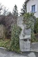 Ligne Maginot - D645 - EGLISE DE BOURGFELDEN - (Blockhaus pour arme infanterie) - Façade Sud-ouest
Le créneau de tir, masqué et muré, est à droite de l'avancée.