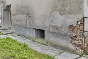 Ligne Maginot - E680 - BLOTZHEIM CENTRE 1A - (Blockhaus pour canon) - Vue du créneau et du mur de la maison