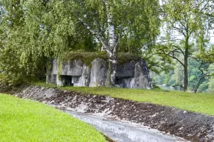 Ligne Maginot - G66 - BARRAGE DE KEMBS 1 - (Blockhaus pour arme infanterie) - Vue sur l'entrée et le créneau de tir. Au premier plan le canal d'évacuation des grilles de la centrale Hydro-électrique et au fond le canal d'Alsace