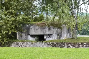 Ligne Maginot - G66 - BARRAGE DE KEMBS 1 - (Blockhaus pour arme infanterie) - Vue arrière sur l'entrée avec au fond en contre bas le canal d'Alsace