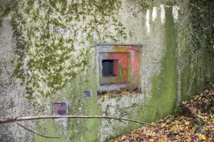 Ligne Maginot - HABERHAEUSER 2 - (Blockhaus pour arme infanterie) - Créneau de défense rapproché à l'arrière du blockhaus, la petite goulotte à douilles, et la grande goulotte à grenade