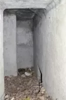 Ligne Maginot - HABERHAEUSER 2 - (Blockhaus pour arme infanterie) - Couloir d'entrée, l'entrée ne comporte pas de porte. Sur la droite une niche à munition, et au fond un renfoncement. A gauche, l'acces à la chambre de tir.