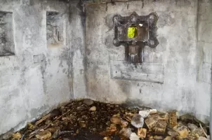 Ligne Maginot - HABERHAEUSER 2 - (Blockhaus pour arme infanterie) - Chambre de tir, comprenant une plaque de blindage particulière pour mitrailleuse. Remarquez l'absence de la plate-forme en béton pour la mitrailleuse. Au plafond on distingue des barres en acier avec des crochets de suspension. A droite le créneau aveugle de la goulotte lance grenade.