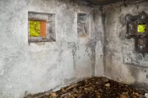 Ligne Maginot - HABERHAEUSER 2 - (Blockhaus pour arme infanterie) - Chambre de tir, comprenant une plaque de blindage particulière pour mitrailleuse. A gauche le créneau aveugle de la goulotte lance grenade et le créneau de défense rapproché. Entre les deux la goulotte d’évacuation des douilles