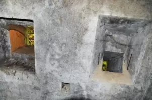 Ligne Maginot - HABERHAEUSER 2 - (Blockhaus pour arme infanterie) - Détaille de la goulotte lance grenade et du créneau de défense raprochée et sa goulotte à douilles