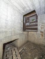 Ligne Maginot - HASELBERG - (Blockhaus pour arme infanterie) - Estrade de la chambre de tir pour FM, avec à gauche la sortie de secours