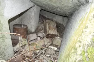 Ligne Maginot - T607 - (Cuve pour arme d'infanterie) - Vue intérieur : niche à munition à gauche et l'entrée au fond à gauche