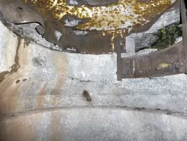 Ligne Maginot - BOIS DE VETRIGNE NORD - (Blockhaus pour arme infanterie) - Intérieur de la coupole.
Remarquer le volet coulissant haut-bas encore muni de son système de blocage.