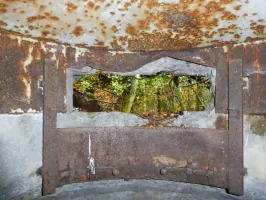 Ligne Maginot - BOIS DE VETRIGNE NORD - (Blockhaus pour arme infanterie) - Intérieur de la coupole.
Remarquer le volet coulissant haut-bas
