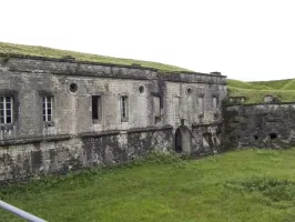 Ligne Maginot - FORT DE BESSONCOURT - (Position d'artillerie préparée) - La partie droite de la caserne de gorge avec l'entrée de guerre en fond de fossé.