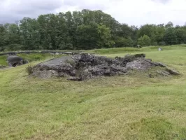 Ligne Maginot - FORT DE BESSONCOURT - (Position d'artillerie préparée) - Le puits d'une tourelle de 75mm ferraillée.