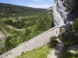 Ligne Maginot - BLOCKHAUS DU CHAUFFAUD - (Blockhaus pour arme infanterie) - Mur avec meurtrières - sentier menant au blockhaus du Chauffaud.