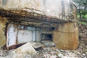 Ligne Maginot - SAINT CYPRIEN - (Casemate d'artillerie) - Créneau pour canon 75mm mle 1929 et le FM à droite