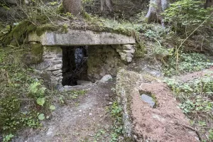 Ligne Maginot - MONTVALEZAN 2 - (Blockhaus pour arme infanterie) - La façade est au sol devant le bloc. On distingue le créneau