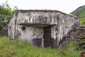 Ligne Maginot - PERRIERE CHAPELLE NORD - (Blockhaus pour arme infanterie) - Coté entrée. Noter la porte blindée type CORF