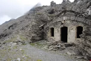 Ligne Maginot - BECCIA - (Abri) - À gauche route militaire vers la Turra