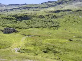 Ligne Maginot - CHALET ODETTE - (Divers) - Le barrage antichar barrait le champs à droite du chalet
