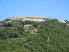Ligne Maginot - BARBONNET - FORT SUCHET - (Ouvrage d'artillerie) - Vue d'ensemble du fort Suchet avec au premier plan l'ouvrage maginot du Barbonnet construit en contrebas du fort Suchet