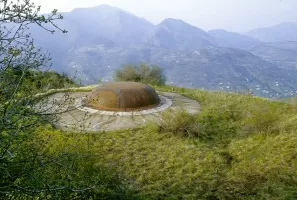 Ligne Maginot - BARBONNET - FORT SUCHET - (Ouvrage d'artillerie) - Tourelle nord Jeanne d'Arc
Au second plan, une très belle vue sur l'Agaisen