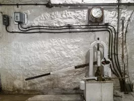 Ligne Maginot - BARBONNET - FORT SUCHET - (Ouvrage d'artillerie) - Le dispositif de pompe hydraulique permettant lie soulèvement de la tourelle