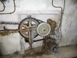 Ligne Maginot - BARBONNET - FORT SUCHET - (Ouvrage d'artillerie) - Tourelle nord JEANNE D'ARC
Moteur du monte-charge