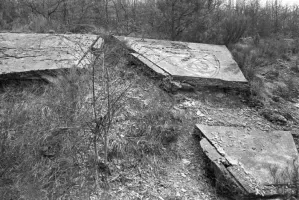 Ligne Maginot - CHAMP DE TIR D'AGAISEN (CT) - E04 - (Abri actif) - Reste d'une stèle érigée à proximité du PO du Champ de Tir de l'Agaisen