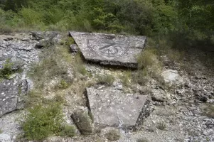 Ligne Maginot - CHAMP DE TIR D'AGAISEN (CT) - E04 - (Abri actif) - Reste d'une stèle érigée à proximité du PO du Champ de Tir de l'Agaisen