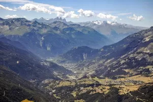 Ligne Maginot - MONT FROID OUEST - (Blockhaus pour arme infanterie) - Au centre Modane et fort du Sapey.
Tout en arrière les célèbres aiguilles d'Arve.
