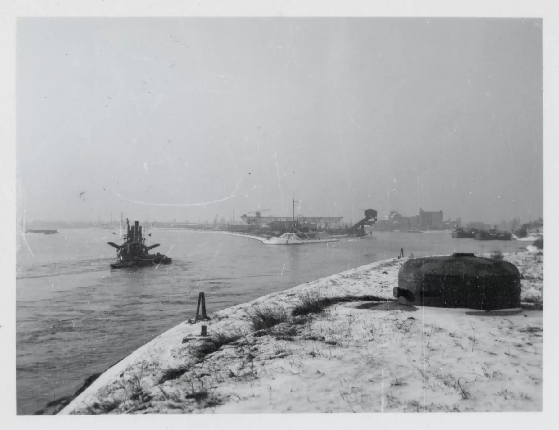 Ligne Maginot - BASSIN AUX PETROLES - (Casemate d'infanterie - Double) - Vue sur la cloche VDP et l'entrée du Port de Strasbourg