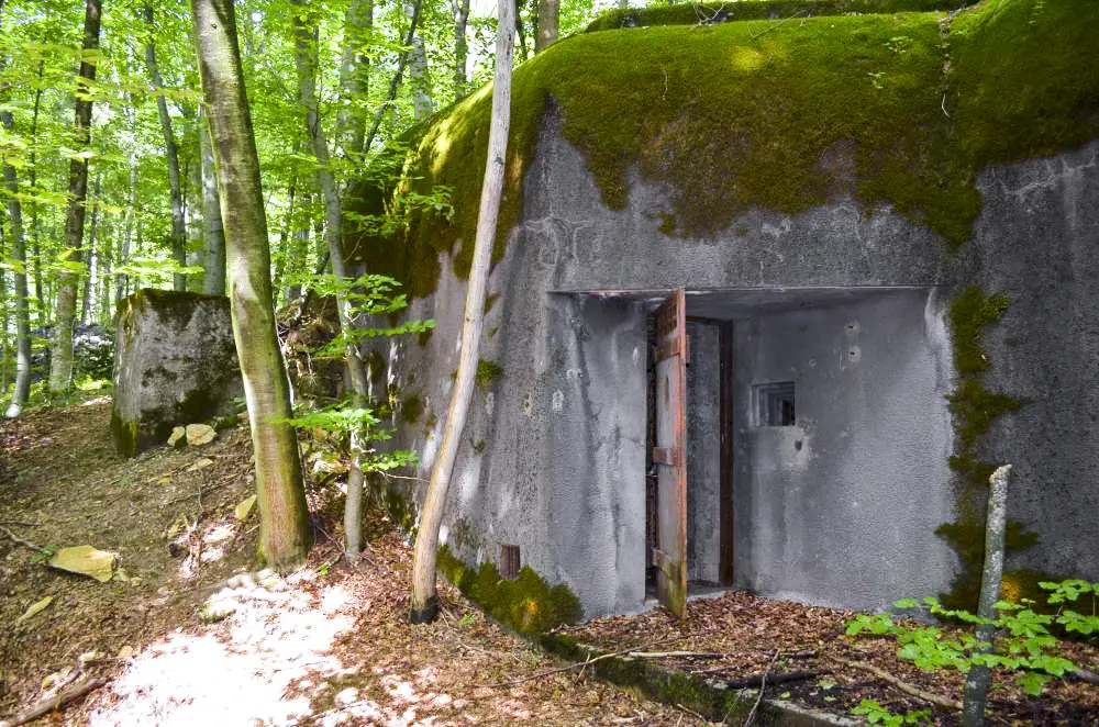 Ligne Maginot - STRENGWALD (BATTERIE DU) - (Position d'artillerie préparée) - PC de batterie
Entrée de gauche, avec sa porte blindée et son créneaude protection rapprochée.