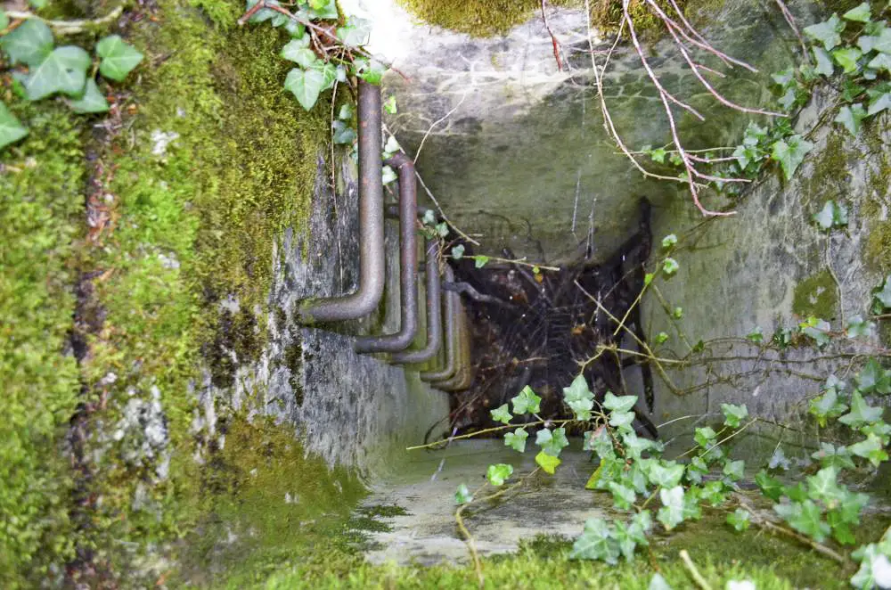 Ligne Maginot - STRENGWALD (BATTERIE DU) - (Position d'artillerie préparée) - Regard d'écoulement des eaux
Puits de 60cm X 60cm avec des barreaux pour descendre au fond.
