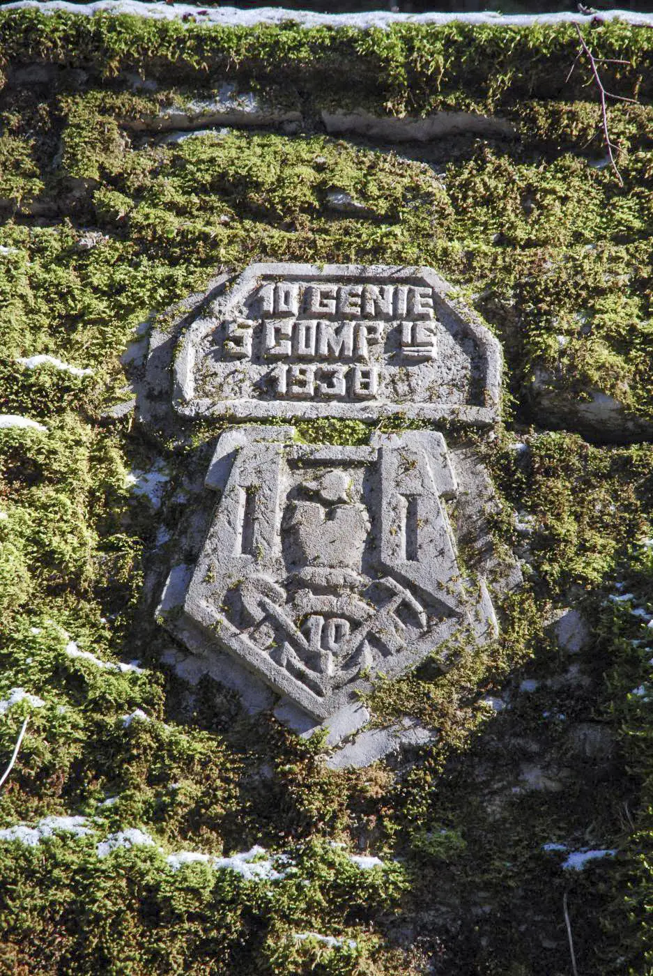 Ligne Maginot - GLASERBERG (ROUTE STRATéGIQUE) - (Infrastructure routière) - Pont et mur de soutènement (G)
Cartouche du 10e Génie sur le mur de soutènement